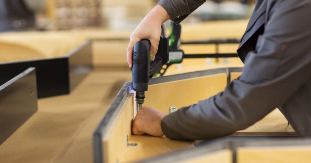 Como Montar Guarda-Roupa em Belo Horizonte: 5 Passos e Dicas capa montador de moveis em Belo Horizonte